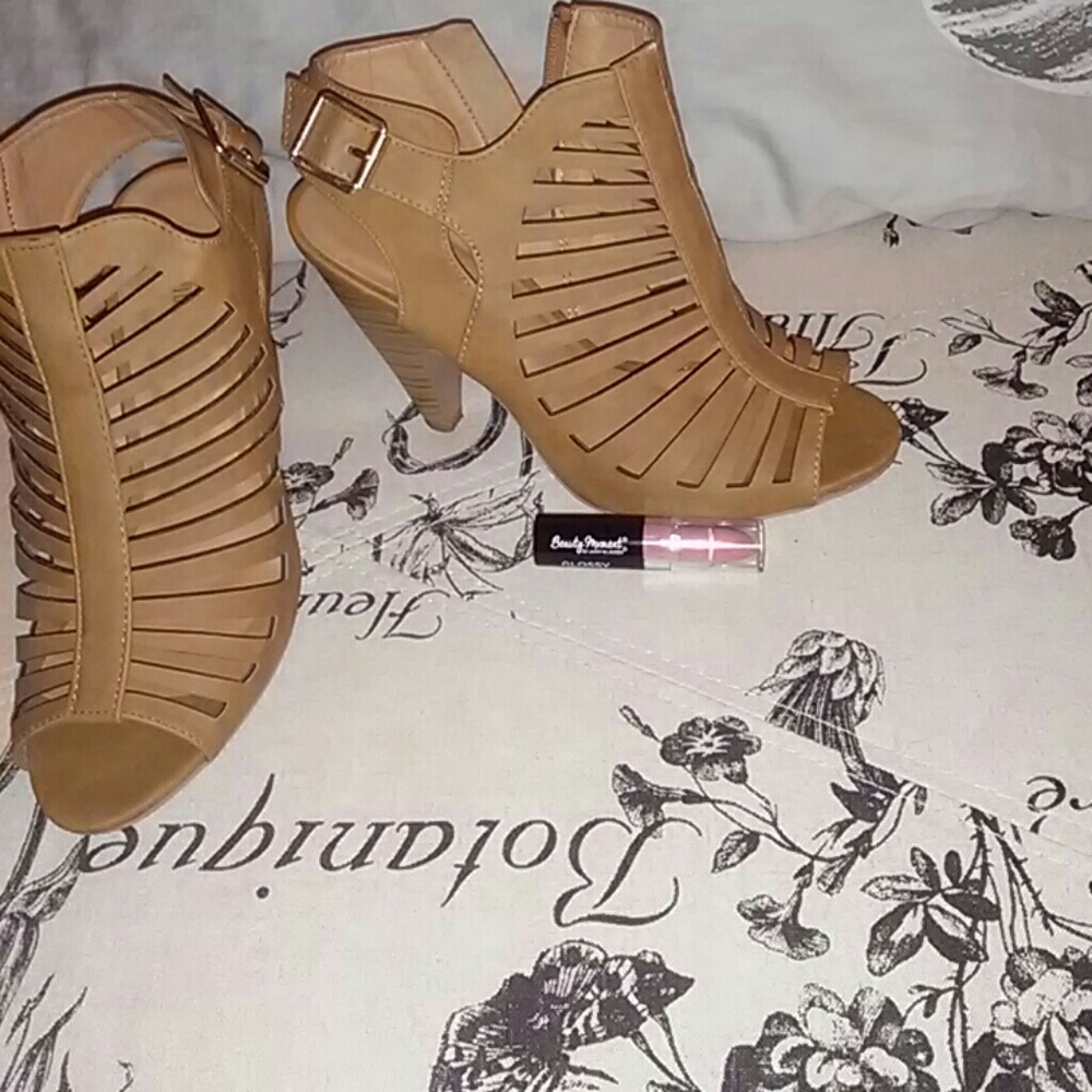 Cute triangle heels VERY CLEAN